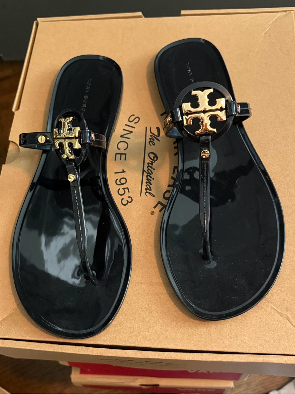Tory Burch Black Patent Logo Thong Sandals with Gold Emblem - Picture 2 of 2